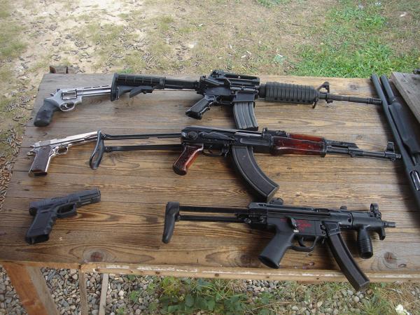 Schiessen Kalaschnikow, Revolver, Flinte, Pistole, Sniper/ Militärisches Areal